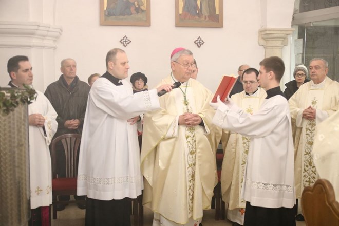 U predvečerje Bogojavljenja biskup predslavio misu s blagoslovom vode: "Koliko smo žedni žive vode koju nam Isus nudi?"